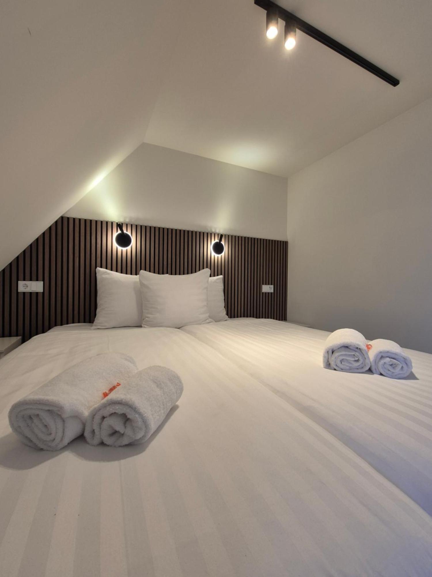 Hotel Den Burg Esterno foto